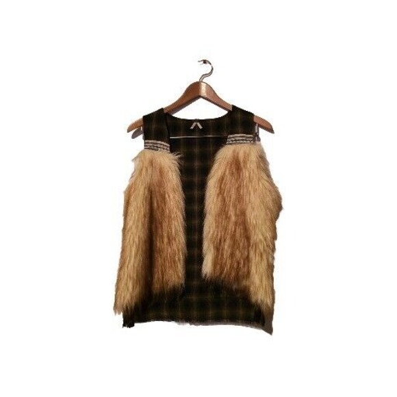 BKE Buckle Faux‎ Fur Vest Women's Size Sm Soft Fluffy Warm - Picture 1 of 8